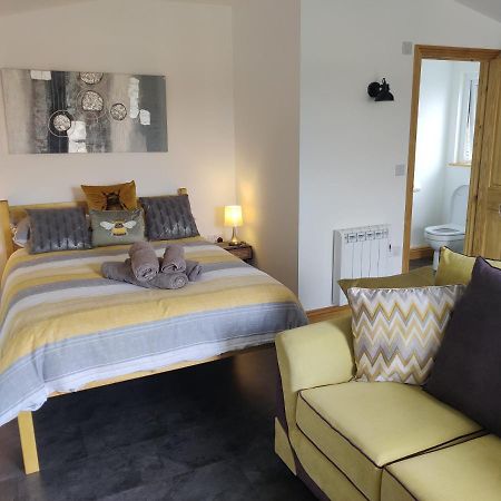Bumble Bee Cabin Bootle  Extérieur photo