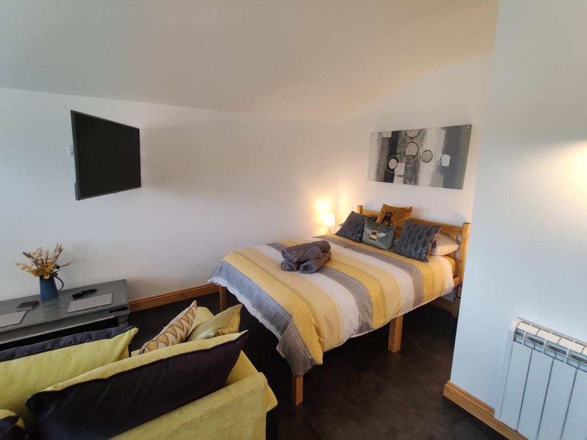 Bumble Bee Cabin Bootle  Extérieur photo