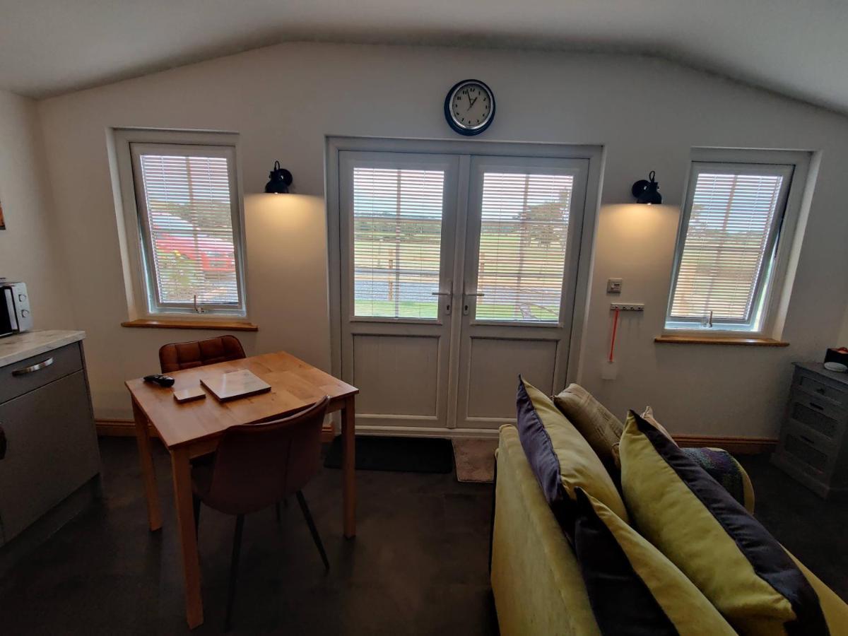 Bumble Bee Cabin Bootle  Extérieur photo